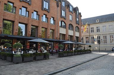 Crowne Plaza Hotel, Br&uuml;gge